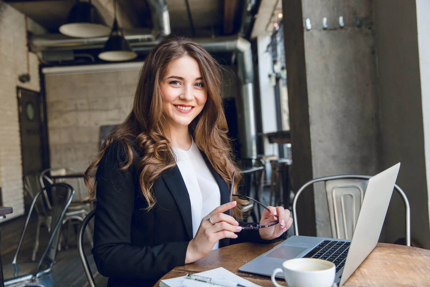 Professionnelle installée avec son ordinateur dans un espace de travail