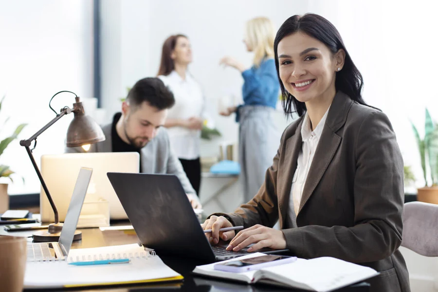 Une professionnelle souriante à son bureau