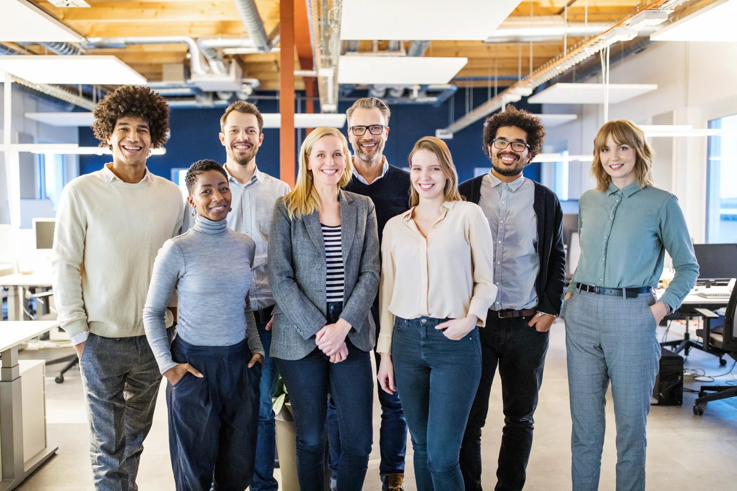 Une équipe de professionnels réunie dans un espace de travail